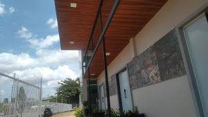 a building with a balcony with a wooden roof at Barcel Flat in Teresina
