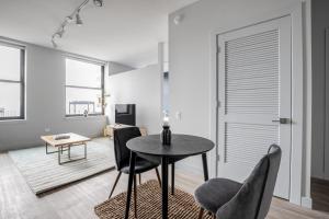 Gallery image of Loop 1BR w Deck Gym WD nr W Loop the L CHI-220 in Chicago