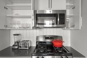 صورة لـ Loop 1BR w Gym Roofdeck WD nr W Loop the CHI-210 في شيكاغو