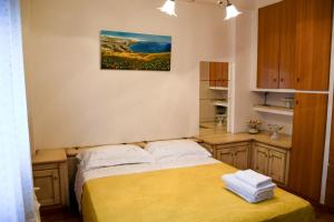 een slaapkamer met een bed met handdoeken erop bij Villa Minù casa vacanza in Miggiano