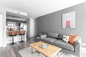 Kuchyň nebo kuchyňský kout v ubytování Gold Coast 1BR w Gym Pool nr Magnificent Mile CHI-221