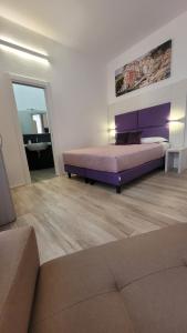 ラ・スペツィアにあるAffittacamere 5 Terre Dolci Sogniのベッドルーム1室(紫色のベッド1台付)