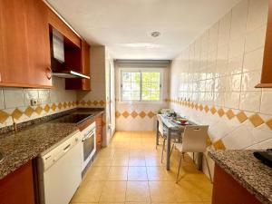 Η κουζίνα ή μικρή κουζίνα στο Moderno apartamento con preciosas vistas al mar en urbanización con piscina - Rio Real 11 2G