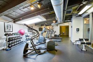 - une salle de sport avec un vélo d'appartement et un tapis de course dans l'établissement Loop 2BR w Gym Doorman nr L Parks CHI-308, à Chicago