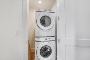 een wasmachine en droger in een kleine kamer bij Clover Luxury High-Rise DownTown South Bend in South Bend