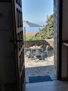 eine offene Tür zu einer Terrasse mit einem Tisch und Stühlen in der Unterkunft LA TAGORA Conect with the nature & relax in Icod de los Vinos