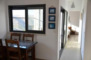 Kfar Adumim的住宿－Desert View Suite，一间带桌子和窗户的用餐室