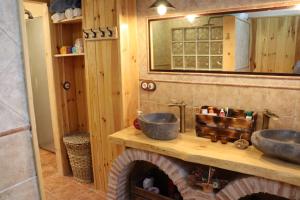 baño con lavabo y chimenea con 2 lavabos en Casa Rural Anita, en Torre Baja