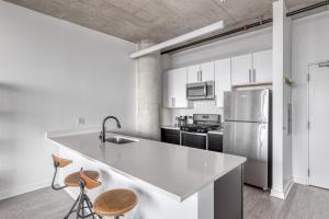 Virtuvė arba virtuvėlė apgyvendinimo įstaigoje S Loop 1BR w Roof Gym Lounge 1 block to L CHI-444