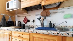 una cucina con armadi in legno e piano di lavoro di Appartamento Santa Caterina a Santa Caterina Valfurva