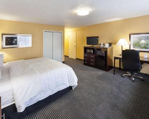 um quarto de hotel com uma cama e uma secretária em Quality Inn em Montpelier