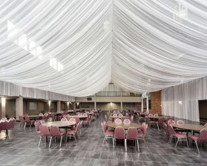 Quality Inn في Montpelier: قاعة احتفالات مع طاولات وكراسي وخيمة بيضاء