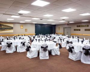 - une salle de banquet avec des tables et des chaises blanches dans l'établissement Quality Inn, à Montpelier
