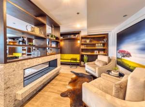 un salon avec un canapé et une cheminée dans l'établissement Logan Sq 2BR w Roof Gym 1 block to L CHI-480, à Chicago