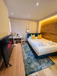 マラガにあるApartamentos Prestige Málaga Suitesのベッド2台とテーブルが備わる客室です。