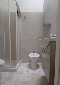 A bathroom at Villa Marisole Még 37 kép