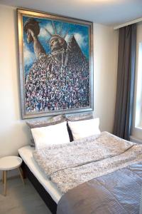 um quarto com uma grande pintura acima de uma cama em MM City Apartment Next to Arena em Tampere