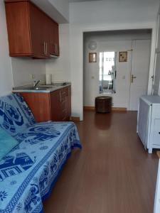 een slaapkamer met een bed, een wastafel en een keuken bij Apartaments Blau Park in L'Estartit