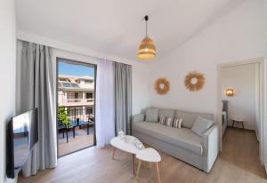TV a/nebo společenská místnost v ubytování SunilioS Apartments Lefkada