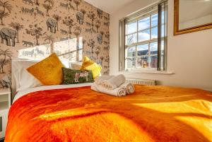 1 dormitorio con 1 cama grande y toallas. en Safari Stays - Gated - Sleeps 14 - Hot tub - Garden, en Kidderminster