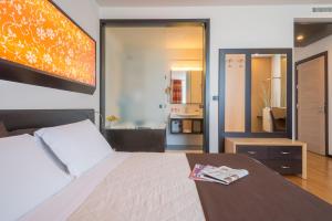 una camera da letto con un letto con un grande schermo sopra di esso di Sanlu Hotel a Serrano