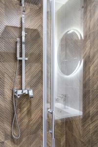 baño con ducha y puerta de cristal en Mint Apartments Tychy, en Tychy