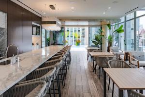 eine Bar mit Stühlen und Tischen in einem Restaurant in der Unterkunft River N 1BR w Gym Lounge Roof 1 block to L CHI-660 in Chicago