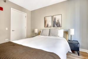 Gallery image of Loop 1BR w gym pool lounge 1 block from L CHI-700 in Chicago +40 photos