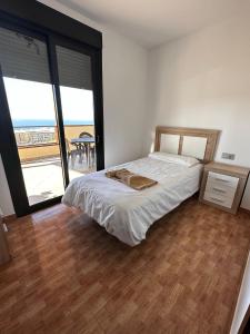 ein Schlafzimmer mit Bett und Meerblick in der Unterkunft Apartamento Vacacional Gara in Adeje + 14 Fotos