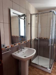 ein Badezimmer mit Waschbecken und Dusche in der Unterkunft Apartamento Vacacional Gara in Adeje