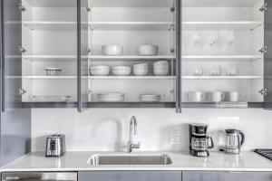 Gallery image of River North 1br w gym pool roof nr Riverwalk CHI-821 in Chicago +24 photos