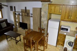 a living room with a table and a kitchen at Alojamiento el Chaparro Barbate junto a la venta el loro in Barbate