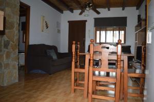 un soggiorno con tavolo e divano di Alojamiento el Chaparro Barbate junto a la venta el loro a Barbate