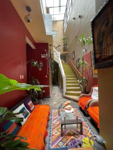 Habitación con sofá, mesa y escaleras. en La Casona de Palacio Viejo, en Arequipa