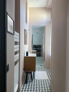 La salle de bains est pourvue d'un lavabo et d'un miroir. dans l'établissement Appartement 2pers «Le Parisien », à Saint-Omer