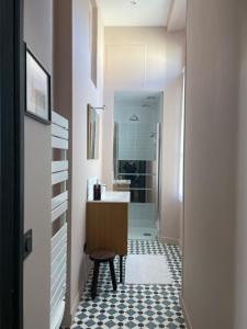 a bathroom with a sink and a mirror at Appartement 2pers «Le Parisien » in Saint-Omer