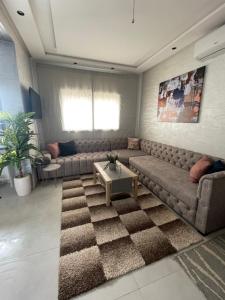 sala de estar con sofá y mesa en Paradis Mahdia, en Kenitra