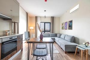 sala de estar con sofá y mesa en 212 Outlet karsisinda Lux residence N7, en Estambul
