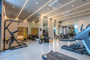 un gimnasio con varias cintas de correr y máquinas cardiovasculares en 212 Outlet karsisinda Lux residence N7, en Estambul