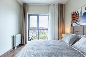 1 dormitorio con cama y ventana grande en 212 Outlet karsisinda Lux residence N7, en Estambul