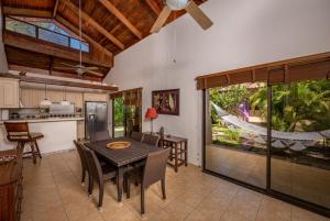 una cucina e una sala da pranzo con tavolo e sedie di Claudia Villagge a Guanacaste