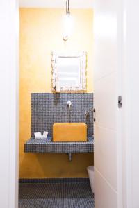 uma casa de banho com um lavatório e um espelho em Bellavita BB em Anacapri
