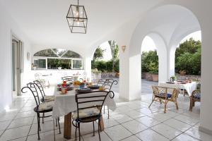 a kitchen and dining room with a table and chairs at Bellavita BB in Anacapri