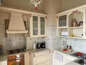 Kuchyň nebo kuchyňský kout v ubytování BELLE ILE LAKE VIEW SUITE