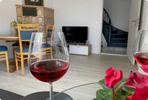 two glasses of red wine sitting on a table at Sehr beliebt! Ferienhaus zur Donau in Herbertingen