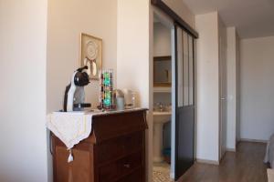 um quarto com uma cómoda de madeira e um espelho em Du coté de chez Swann 1 em Trouville-sur-Mer