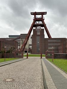 a large wooden structure in front of a building at Nur ein Augenblick vom Weltkulturerbe entfernt! GE1L in Essen