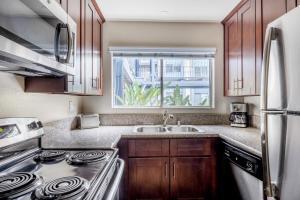 Η κουζίνα ή μικρή κουζίνα στο Glendale 1BR w Pool Gym walkable location LAX-424