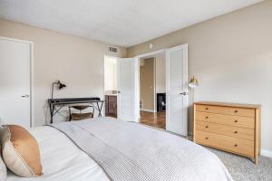 Ένα ή περισσότερα κρεβάτια σε δωμάτιο στο Glendale 1BR w Pool Gym walkable location LAX-424 +18 φωτογραφίες
