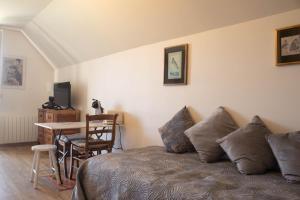 1 dormitorio con cama, mesa y escritorio en Du coté de chez Swann 1 en Trouville-sur-Mer